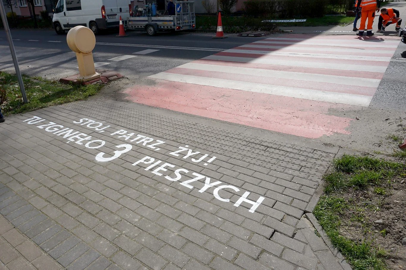 Napisy na przejściach mają skłonić do refleksji i przypomnieć o ważnej zasadzie 