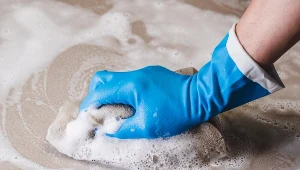 Jak czyścisz ściereczki i gąbki do sprzątania? Wymocz je w tym, a posłużą ci przez lata