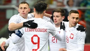 Jakub Piotrowski (pierwszy z lewej) i Nicola Zalewski (nr 21) okazali się pierwszoplanowymi postaciami barażu z Estonią