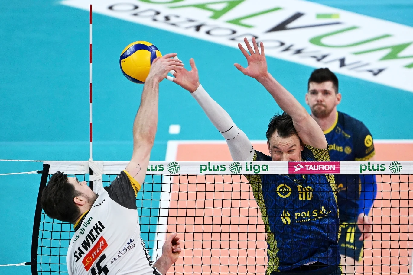 Atakuje Mikołaj Sawicki z Trefla Gdańsk