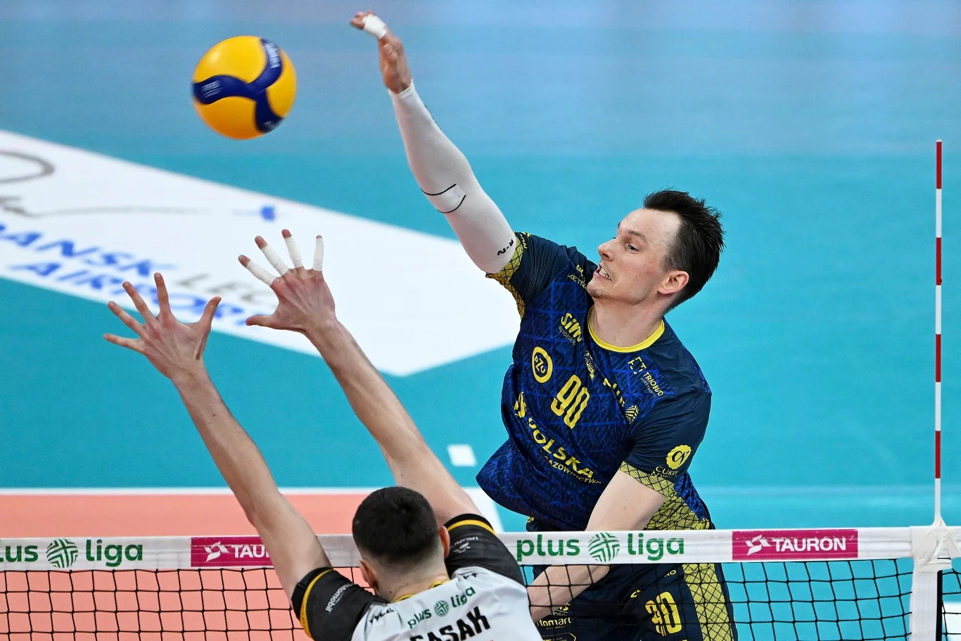 Atakuje Wojciech Włodarczyk z PSG Stali Nysa
