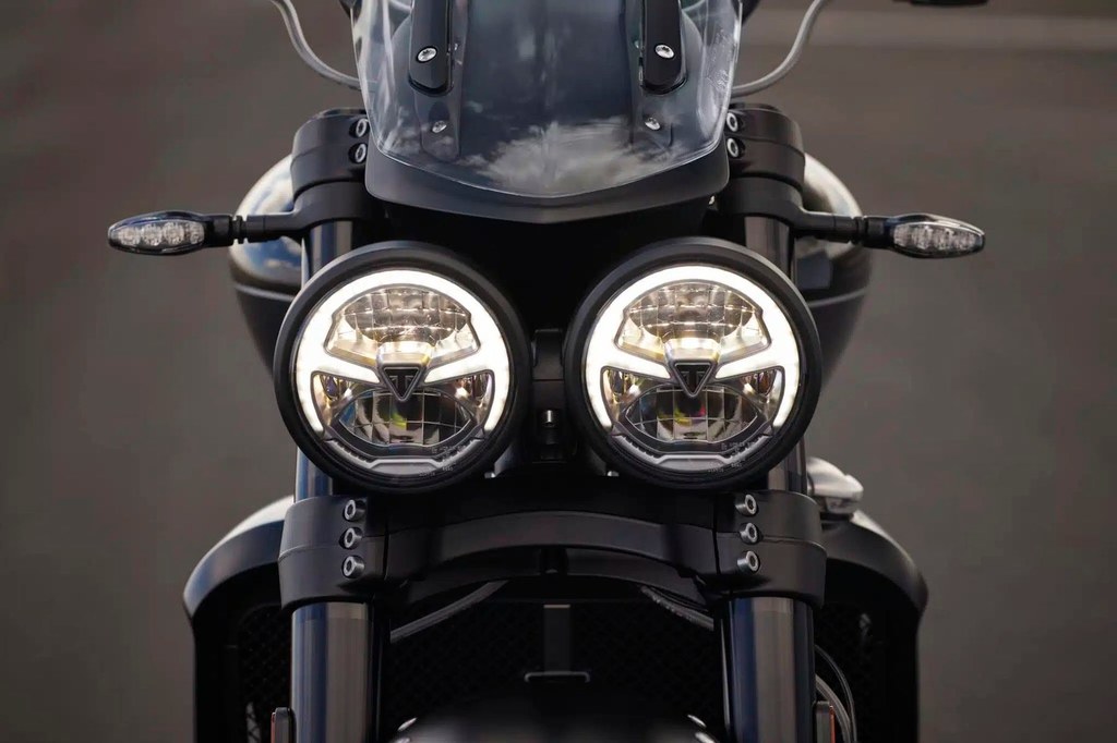 Nowy Triumph Rocket 3 Storm jest teraz dostępny w dwóch nowych wersjach: R i GT. Ceny w Polsce startują od 116 900 zł.