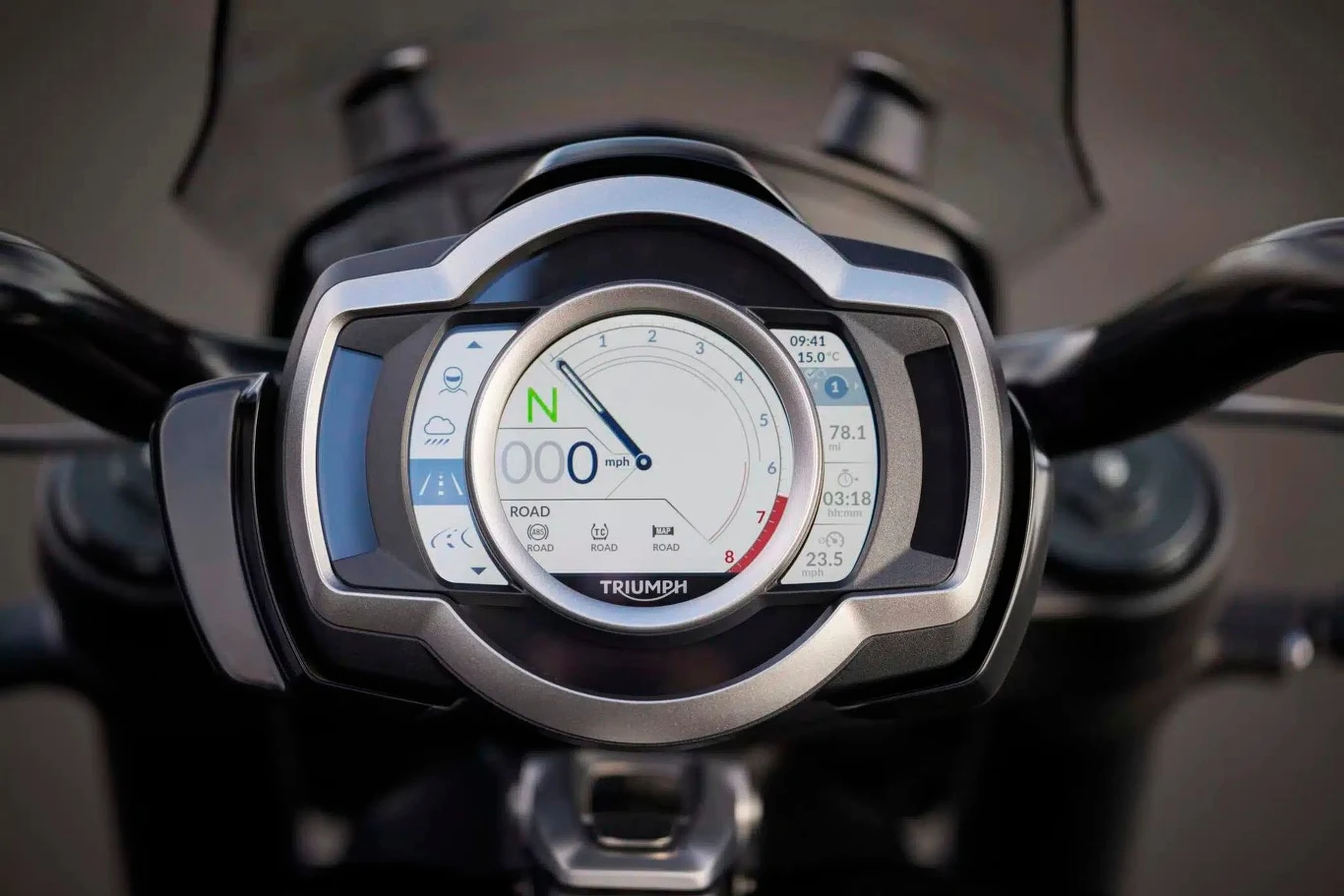 Na pokładzie nowego Rocketa zainstalowano m.in.: Ride-by-Wire, kontrolę trakcji, tempomat oraz cztery tryby jazdy: Road, Rain, Sport, Rider. Jest również funkcja Hill Hold. 