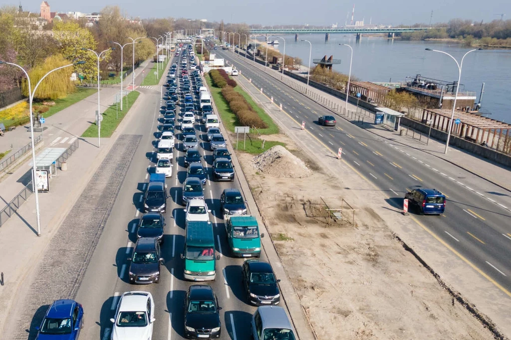 Faktycznie po polskich ulicach jeździ o 1/4 mniej aut niż wynika z zapisów CEPiK