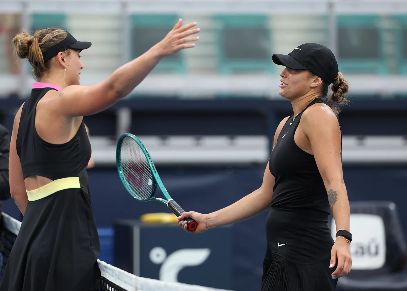 Paula Badosa (z lewej) i Aryna Sabalenka po meczu w Miami