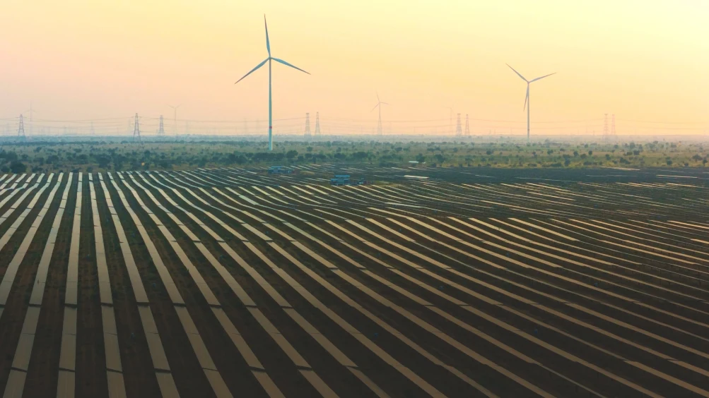 Największa elektrownia wiatrowo-słoneczna na świecie produkuje już prąd. Docelowo ma generować 30 GW i zasilać 16 mln domostw