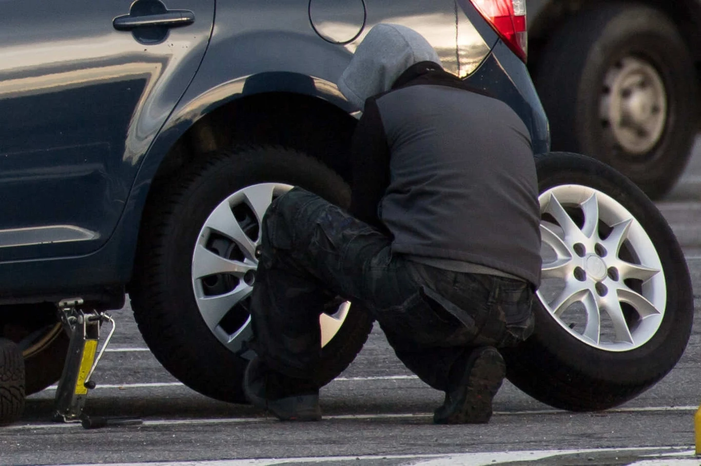 W polskim prawie jest zabawna luka. Za montaż opon w rozmiarze innym niż przewiduje producent można nawet trafić do więzienia. W polskim prawie jest zabawna luka. Za montaż opon w rozmiarze innym niż przewiduje producent można nawet trafić do więzienia.
