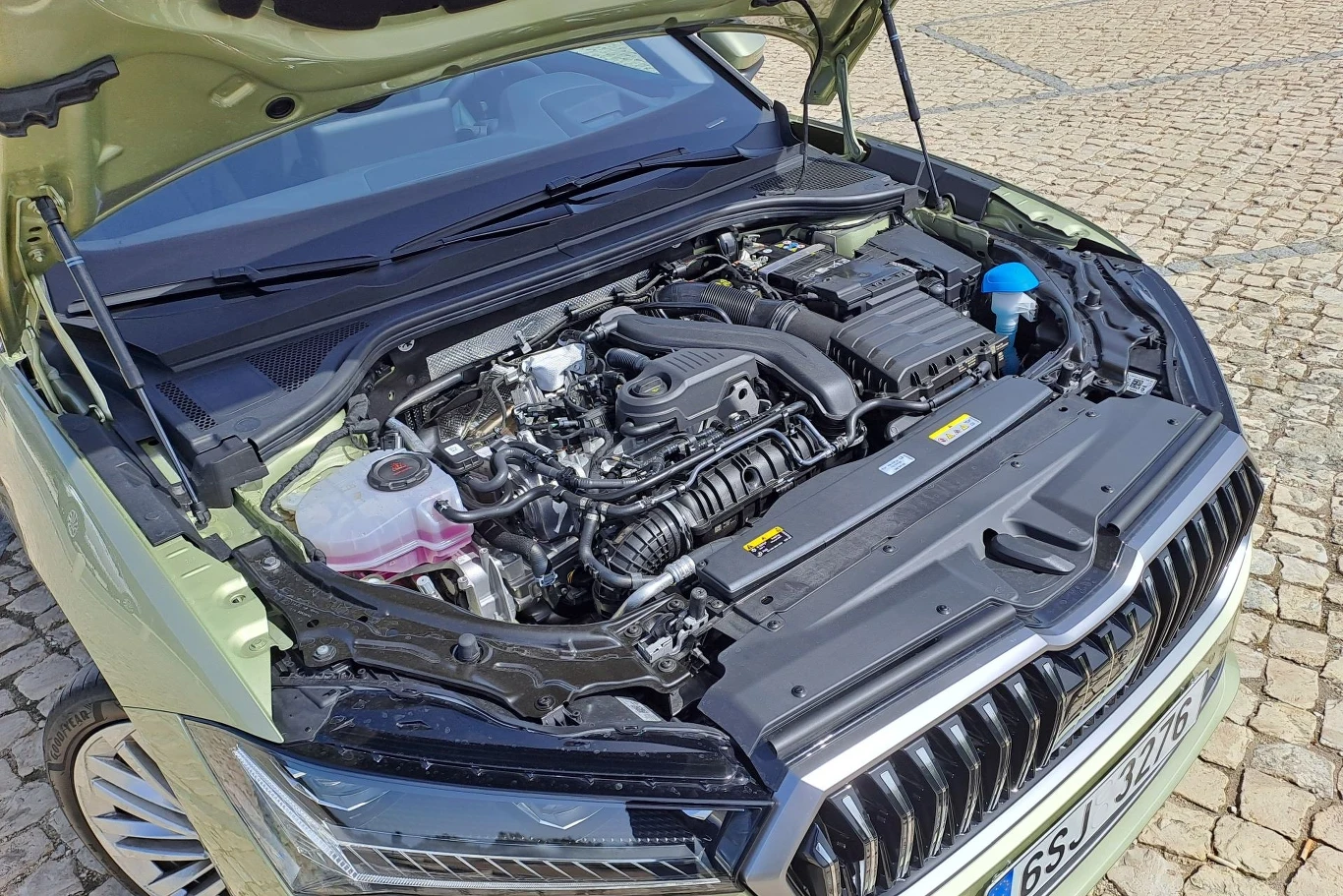 Nowa Skoda Superb oferowana jest obecnie w trzech wersjach napędowych. Na zdjęciu miękka hybryda.
