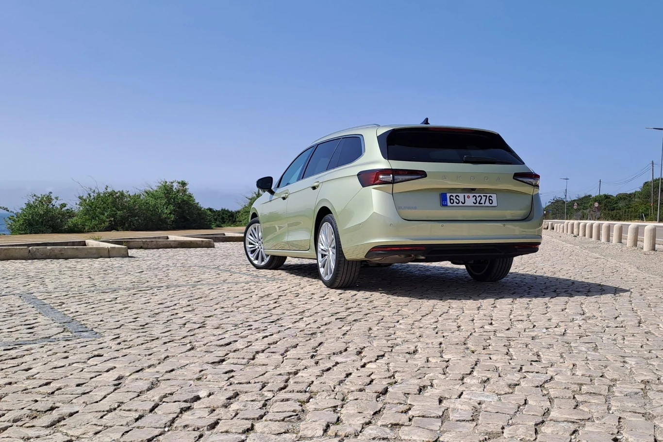 Skoda Superb Combi oferowana jest w trzech wersjach wyposażeniach.