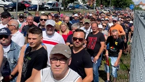 Kibice w Pile w kolejce przed wejściem na stadion.