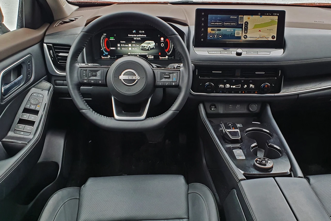 Uporządkowany kokpit Nissana X-Trail jest częściowo obity skórą Uporządkowany kokpit Nissana X-Trail jest częściowo obity skórą