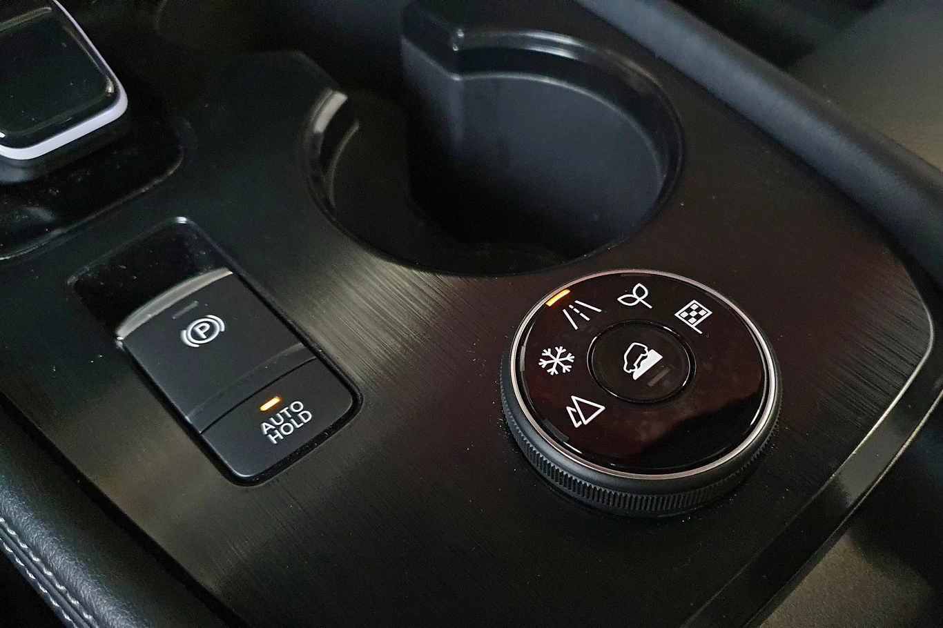 Nissan X-Trail e-Power e-4ORCE ma pięć trybów jazdy - terenowy, na śnieg, normalny, eco oraz sportowy Nissan X-Trail e-Power e-4ORCE ma pięć trybów jazdy - terenowy, na śnieg, normalny, eco oraz sportowy