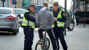 Straż miejska wyjaśniła pierwszeństwo rowerzystów. Burza w komentarzach