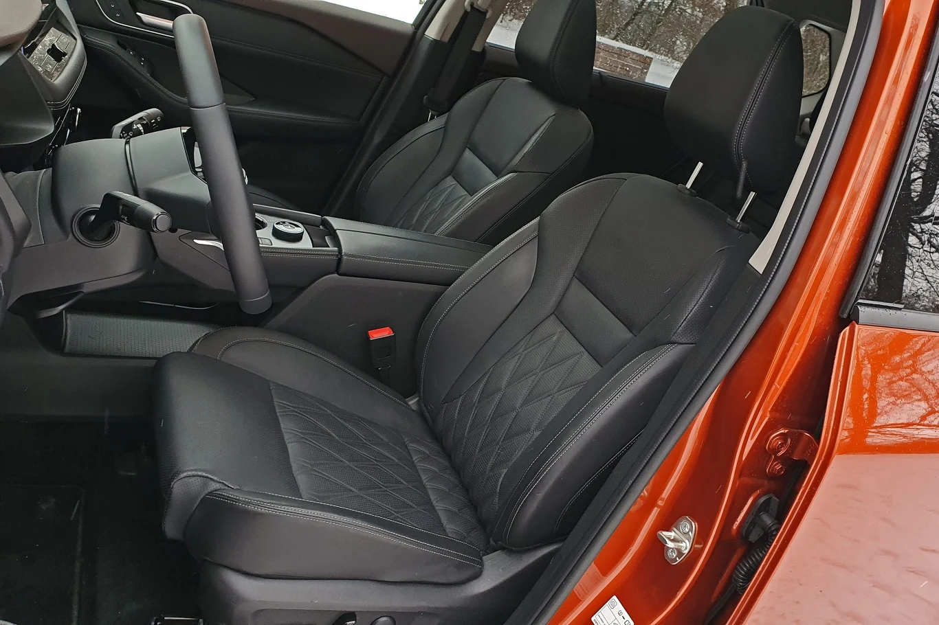 Nissan X-Trail ma wygodne przednie fotele z elektryczną regulacją Nissan X-Trail ma wygodne przednie fotele z elektryczną regulacją