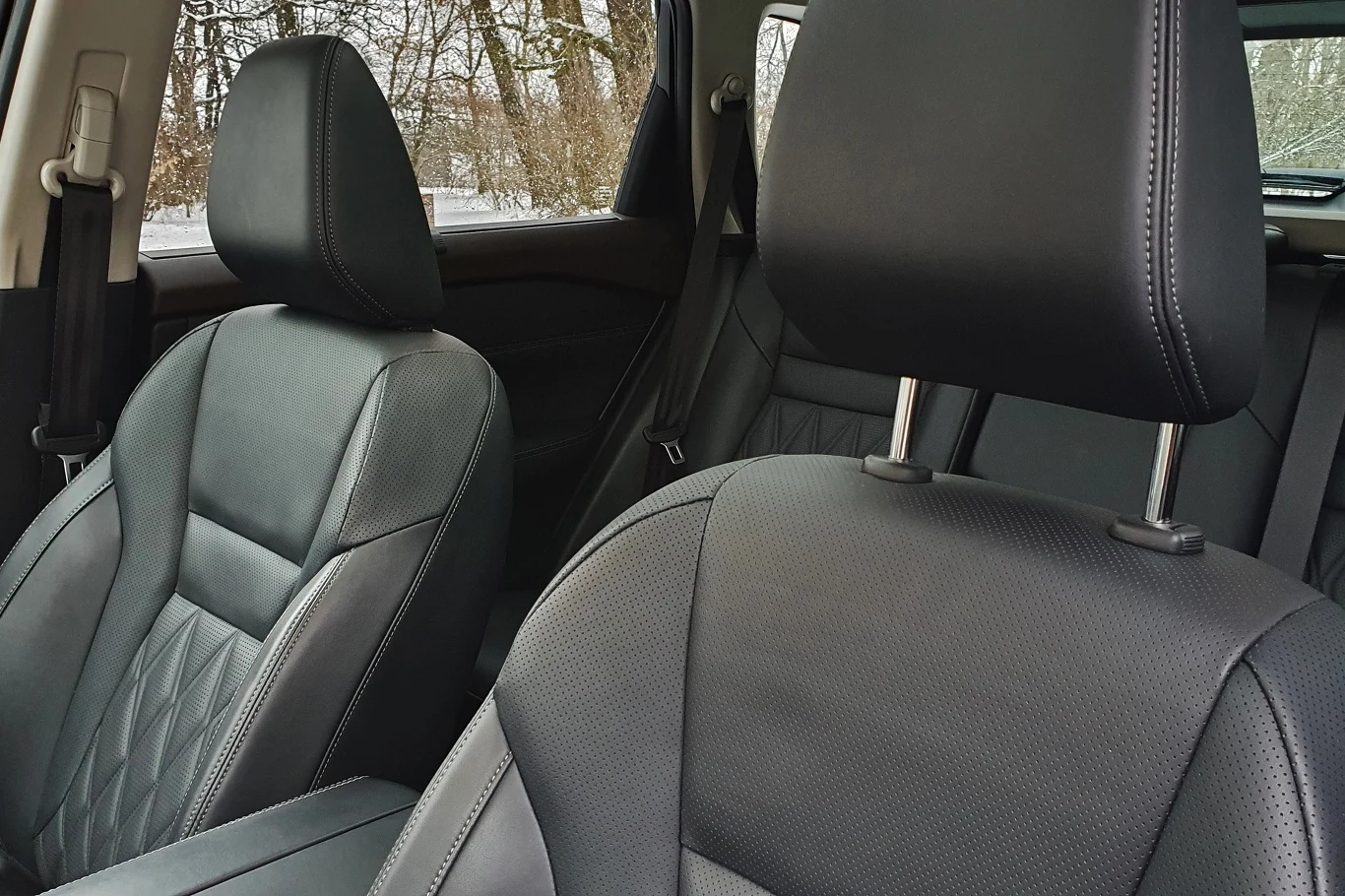 "Tapicerka skórzana z miękkiej w dotyku skóry Premium", jak określa ją producent, występuje w pakiecie z dachem panoramicznym i wymaga niemałej dopłaty - 17,1 tys. zł "Tapicerka skórzana z miękkiej w dotyku skóry Premium", jak określa ją producent, występuje w pakiecie z dachem panoramicznym i wymaga niemałej dopłaty - 17,1 tys. zł