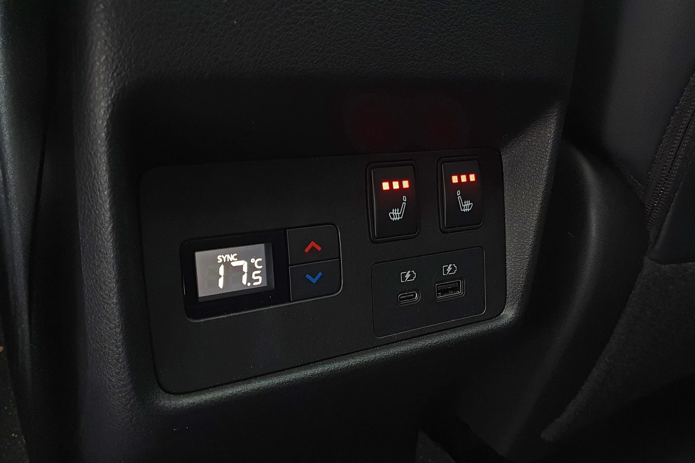 Pasażerowie z tyłu mają do dyspozycji podgrzewanie kanapy, dwa łącza USB oraz własną regulację temperatury Pasażerowie z tyłu mają do dyspozycji podgrzewanie kanapy, dwa łącza USB oraz własną regulację temperatury