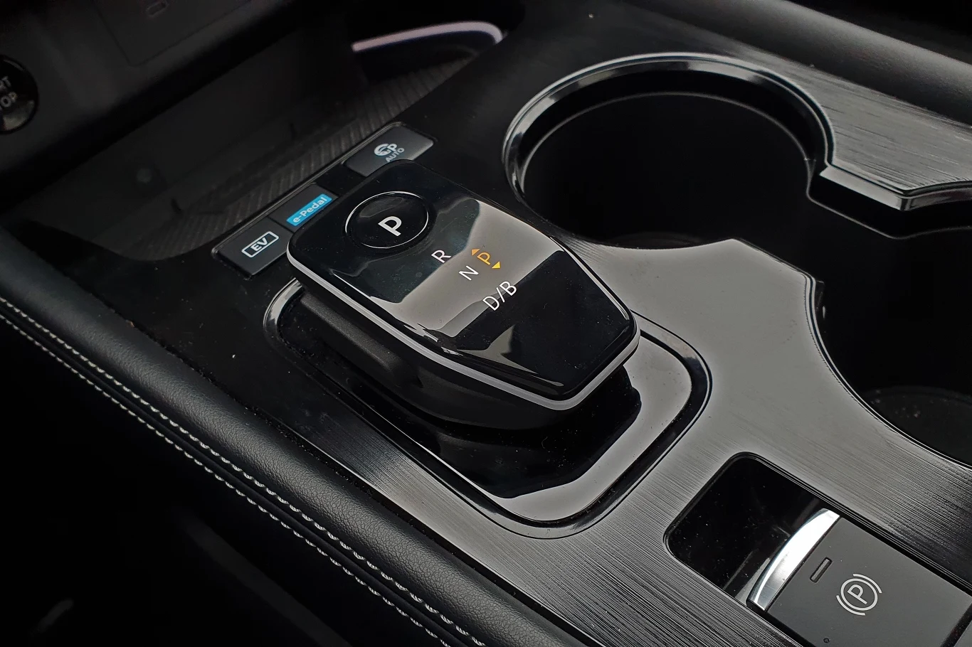 Elektroniczny wybierak kierunku jazdy ciekawie wygląda i jest wygodny w użyciu Elektroniczny wybierak kierunku jazdy ciekawie wygląda i jest wygodny w użyciu