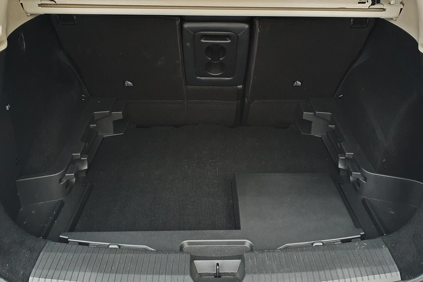 Podwójna podłoga bagażnika w X-Trailu kryje niestety tylko miejsce na drobiazgi Podwójna podłoga bagażnika w X-Trailu kryje niestety tylko miejsce na drobiazgi