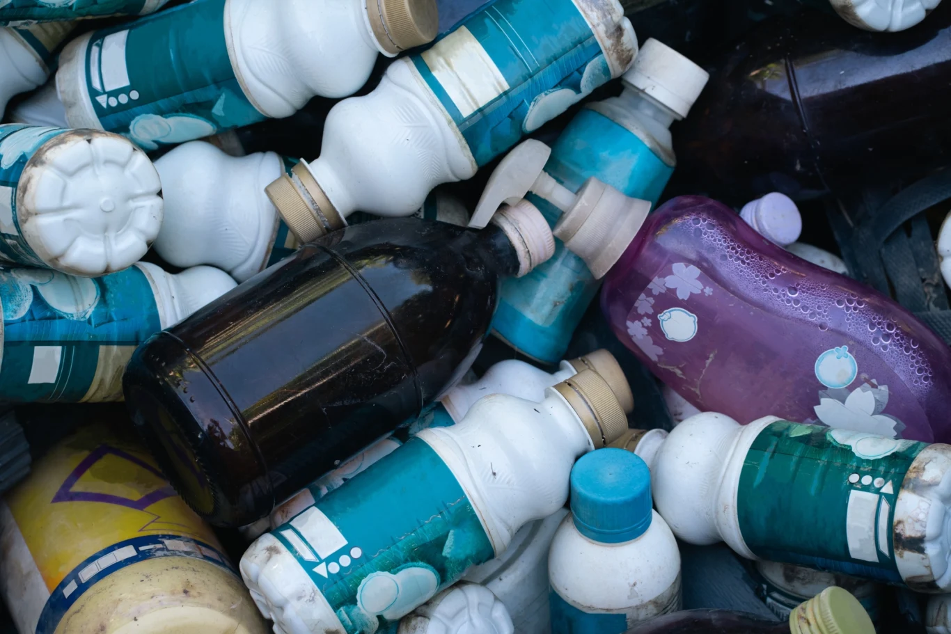 Naukowcy podkreślają, że w przypadku wielu produktów z plastiku tak naprawdę nie wiadomo, jaki dokładnie jest skład chemiczny opakowania Naukowcy podkreślają, że w przypadku wielu produktów z plastiku tak naprawdę nie wiadomo, jaki dokładnie jest skład chemiczny opakowania