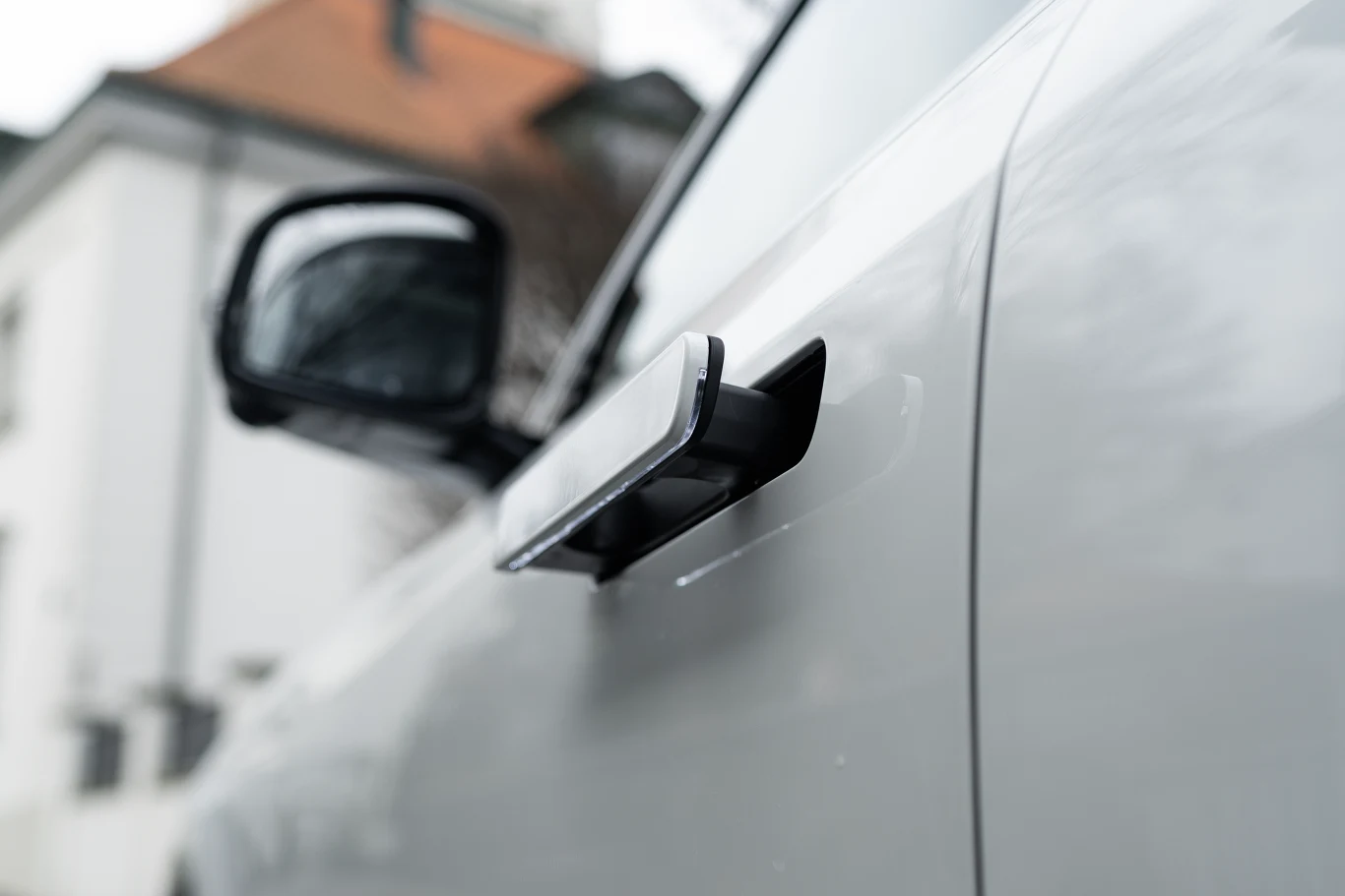 Zgodnie z nowymi chińskimi przepisami klamki zewnętrze muszą mieć mechaniczne połączenie z ryglem drzwi. Elektryczna wysuwana klamka zewnętrzna w chińskim samochodzie