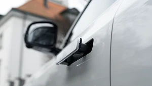 Zgodnie z nowymi chińskimi przepisami klamki zewnętrze muszą mieć mechaniczne połączenie z ryglem drzwi.