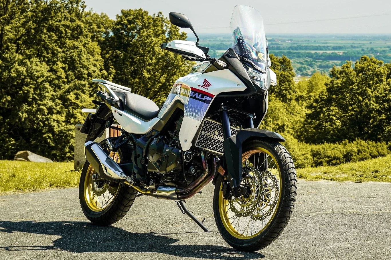 Nowa Honda XL 750 Transalp ma znacznie lepszy stosunek masy do mocy niż modele CB 500X, NC 750X, a niemal identyczny z legendarnym modelem Africa Twin,