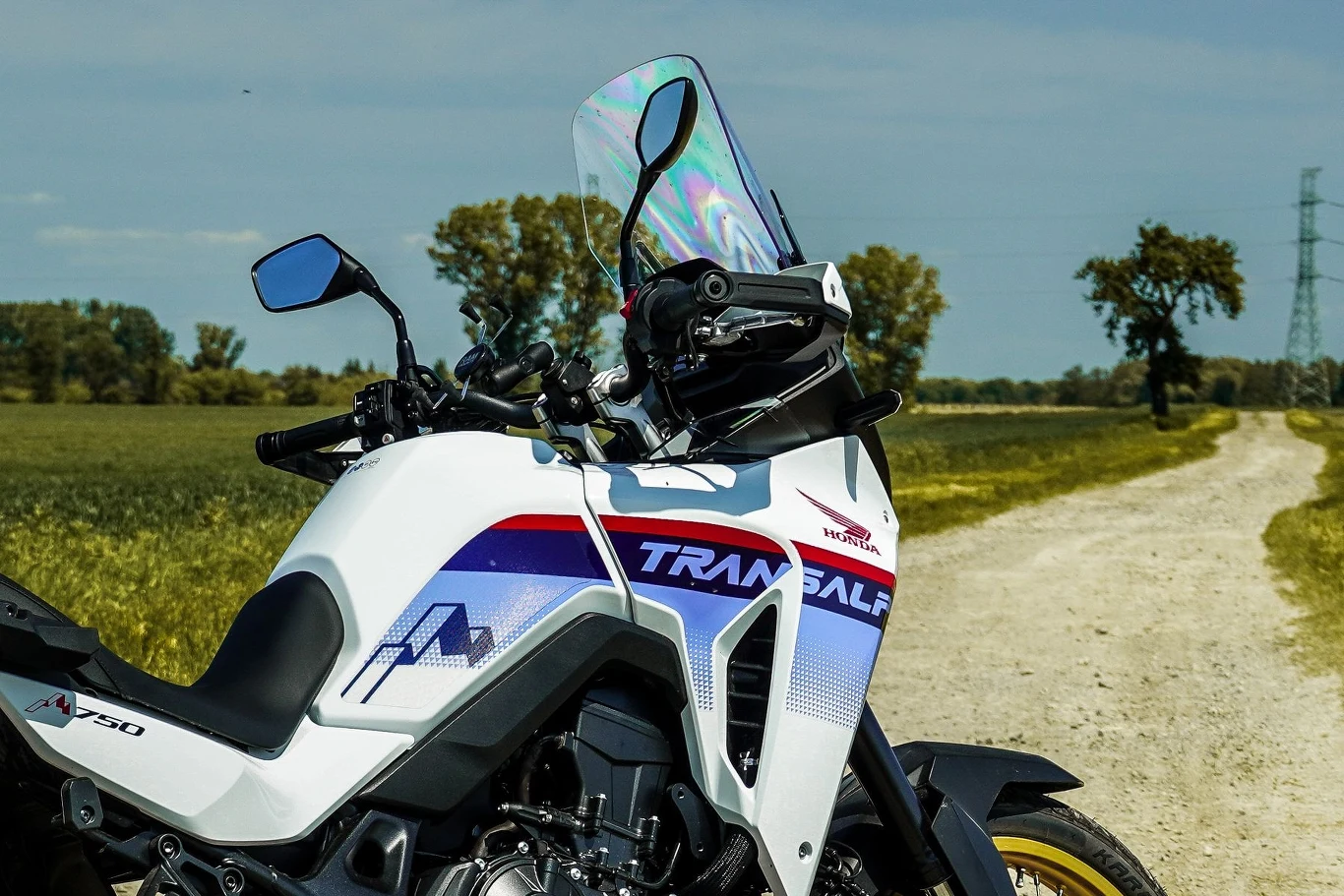 Motocykl świetnie sprawuje się na szutrach. Pomaga w tym tryb jazdy "Gravel". Motocykl świetnie sprawuje się na szutrach. Pomaga w tym tryb jazdy "Gravel".