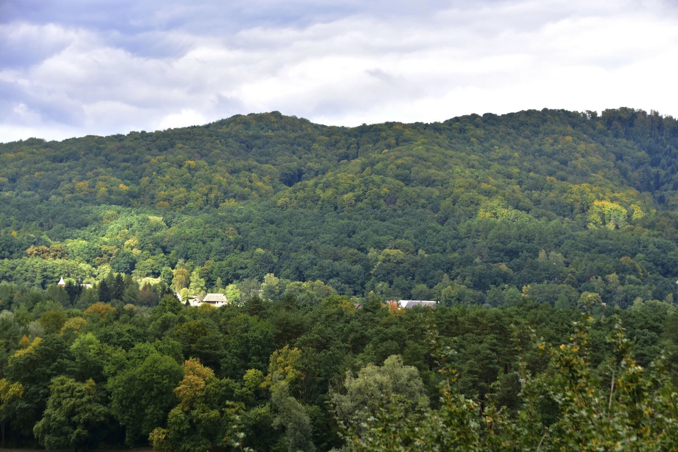 Malownicze Góry Słonne porośnięte gęstymi lasami oferują nam ciszę i spokój