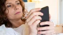 Średnio w ciągu dnia sięgamy po telefon komórkowy ponad 2 tys. razy