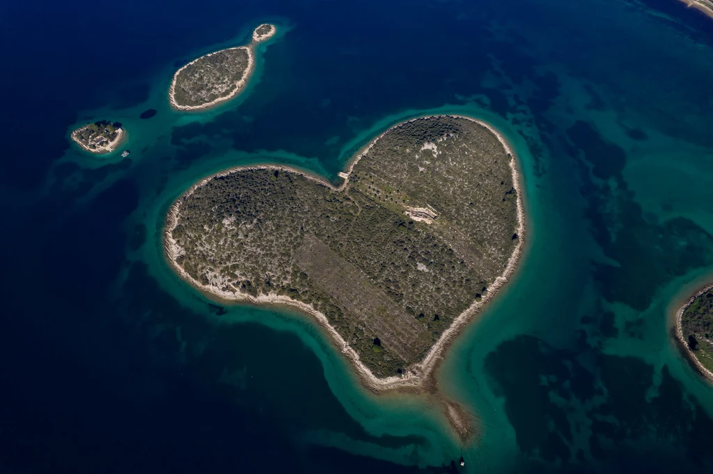 Chorwacka wyspa Galešnjak słynie z oryginalnego kształtu i dziewiczego charakteru