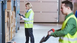 Tyle zarabiają w magazynie. Wiemy ile płaci Biedronka, Lidl i Dino
