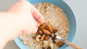 Co często znajduje się na talerzu eksperta od długowieczności? Między innymi owsianka