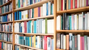 Na półce z książkami z czasów PRL można natrafić na białe kruki 