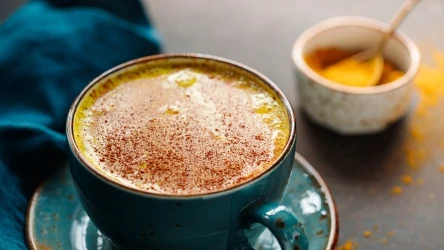 Kawa z kurkumą nie tylko dobrze smakuje. Jak może wpływać na organizm?