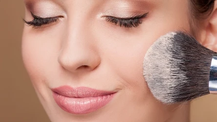 Strawberry make-up został rozsławiony przez Hailey Bieber.