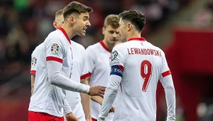 Reprezentanci Polski - na pierwszym planie Jan Bednarek (z lewej) i Robert Lewandowski (Polska)