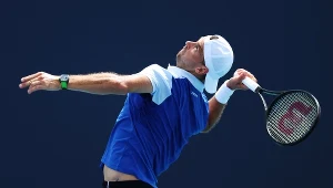 6:1, 6:0, nokaut. Teraz zagra z Hurkaczem, jest przekleństwem Polaka