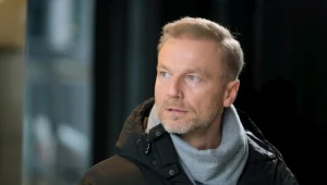 Budzyński (Krystian Wieczorek) będzie świadkiem aresztowania Rotkiewicza (Aleksandar Milićević). Zostanie jego pełnomocnikiem