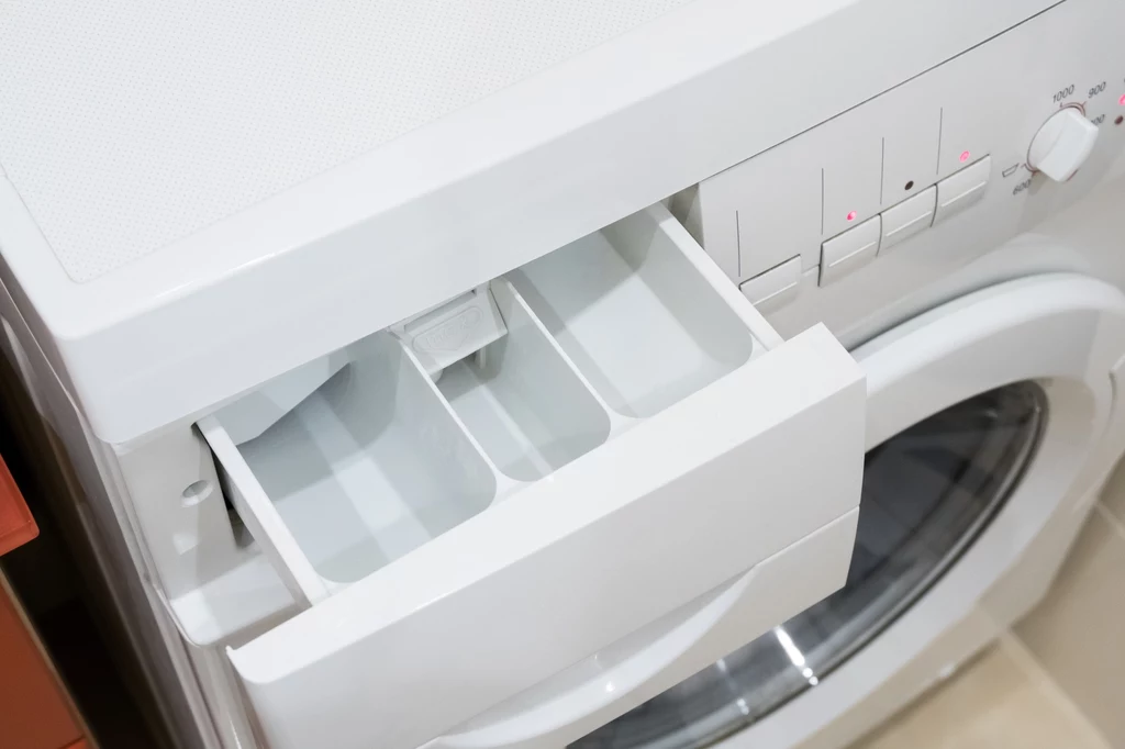 Czy wiesz, do czego służą wszystkie przegródki na detergenty w pralce?