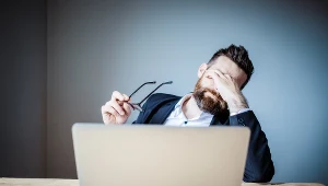 Karoshi grozi zapracowanym w średnim wieku. Jednym z objawów nadciśnienie