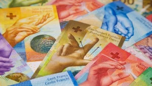 Frank szwajcarski w relacji do złotego kosztuje najmniej od 22 miesięcy