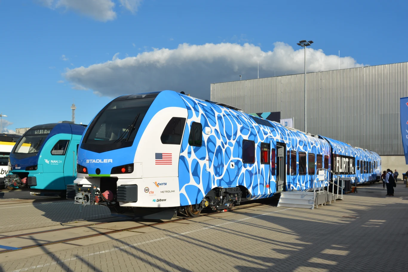 Wodorowy pociąg FLIRT H2 firmy Stadler trafił do Księgi rekordów Guinnessa. Wodorowy pociąg FLIRT H2 firmy Stadler trafił do Księgi rekordów Guinnessa.