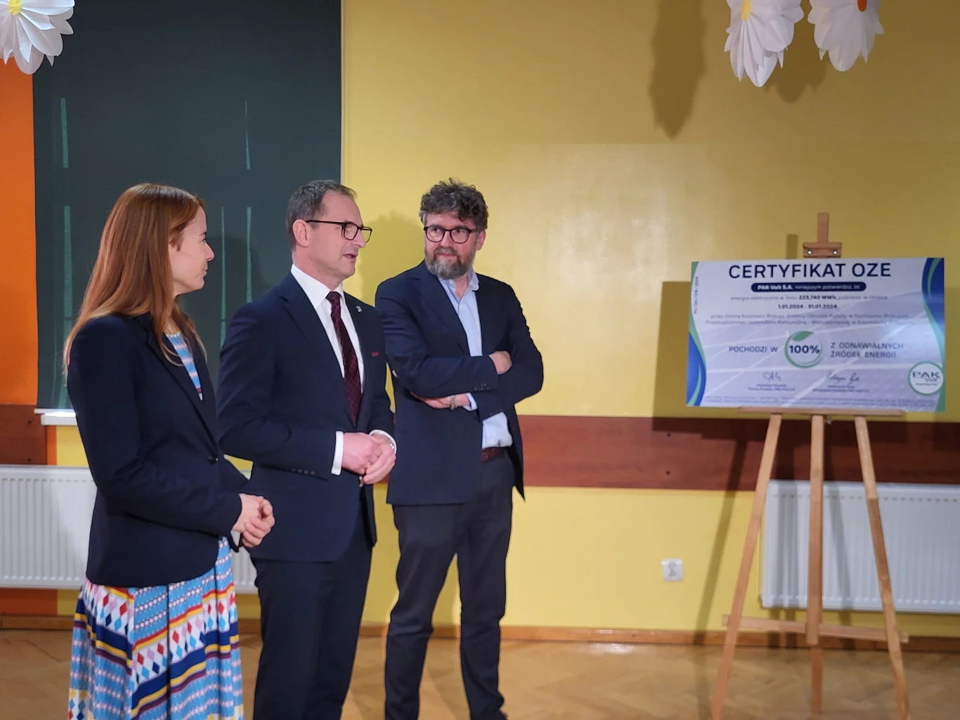 Joanna Wis Bielewicz dyrektorka ds. rozwoju rynku Ørsted Offshore Polska,  Grzegorz Maciejewski, wójt gminy Kazimierz Biskupi i Piotr Woźny, Prezes Zarządu ZE PAK S.A. podczas konferencji w Kazimierzu Biskupim