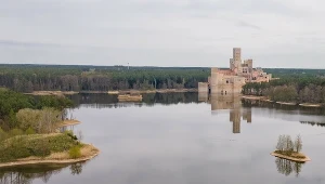 "Zamek" w Stobnicy w trakcie budowy (2022 r.)