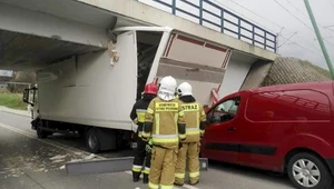 Ciężarówka wbiła się w wiadukt. Kierowca zignorował trzy znaki