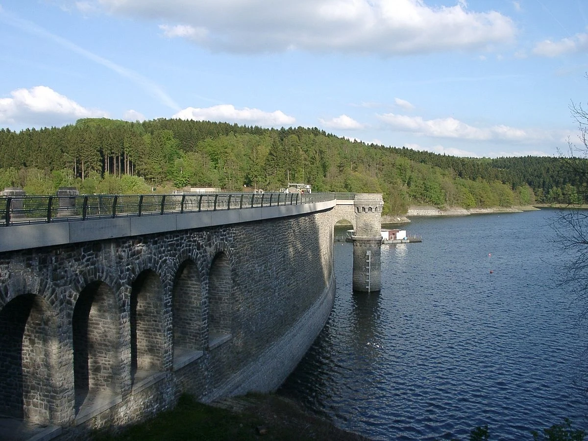 Tradycyjna energetyka wodna nadal jest ważnym źródłem niskoemisyjnej energii elektrycznej Zapora Ennepe w Niemczech, zbudowana w latach 1902–1904