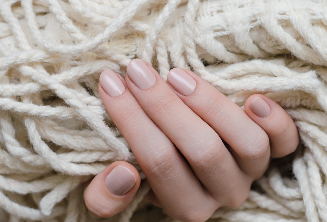 Minimalistyczne paznokcie w odcieniu nude Minimalistyczne paznokcie w odcieniu nude