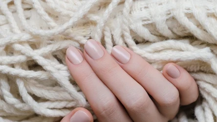 Dłonie z trwałym domowym manicure
