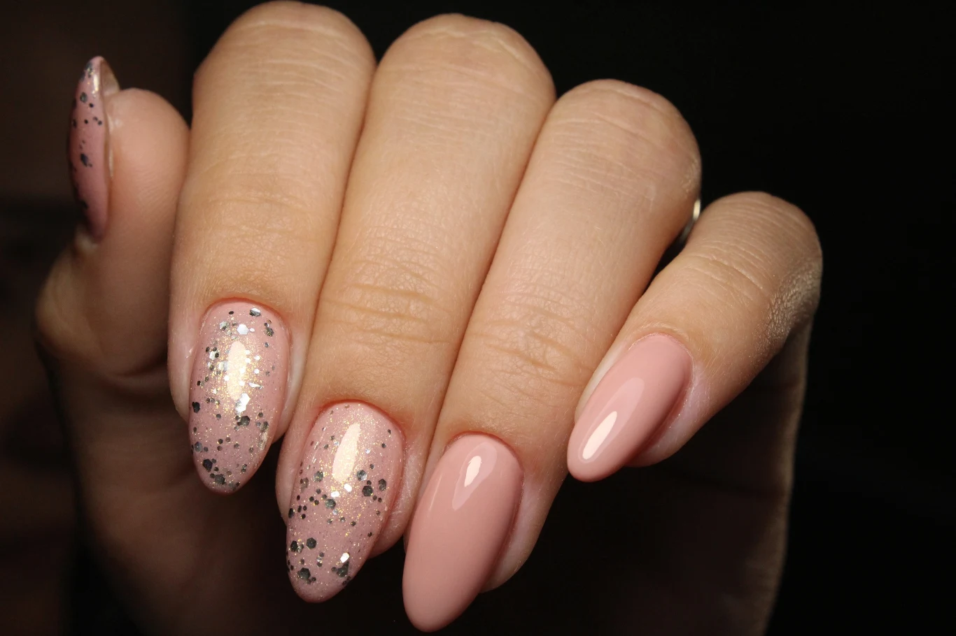 Połączenie srebrnych akcentów z pastelami