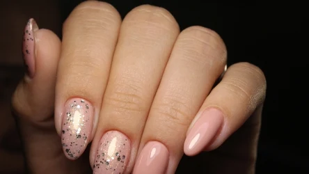 W 2026 roku na paznokciach królować będzie połączenie klasyki z błyskami